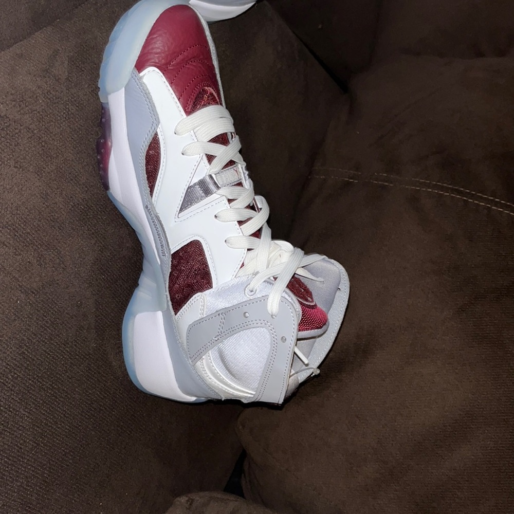 Only been worn a couple of times. very clean and nice size 8.5 in men’s